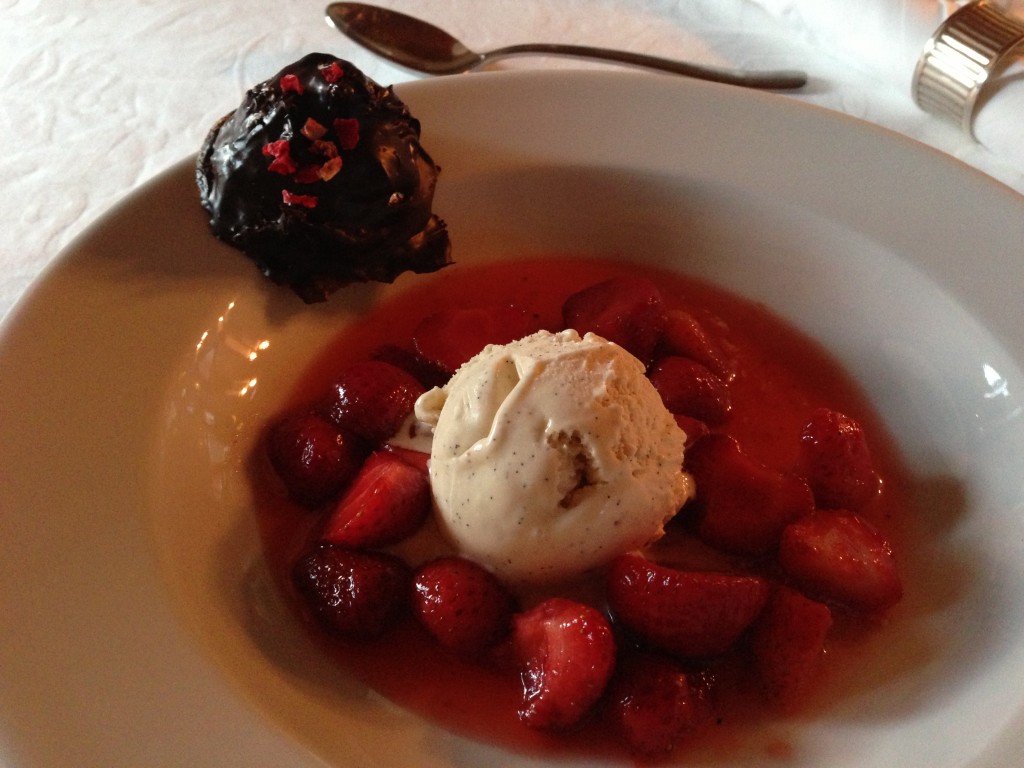 Vanillieparfet med jordbær og flødebolle med frisk jordbær